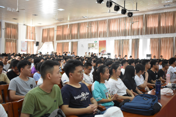 学生认真听讲思政第一课.JPG