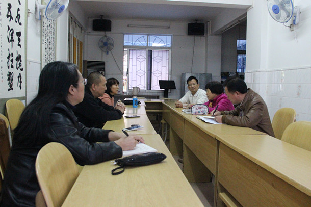 张兰英副书记在与离退休人员工作处党员干部座谈.jpg