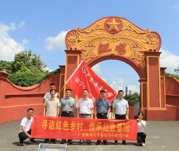 1532921751102660.jpg 彭书记和金年会社会实践团队合影.jpg