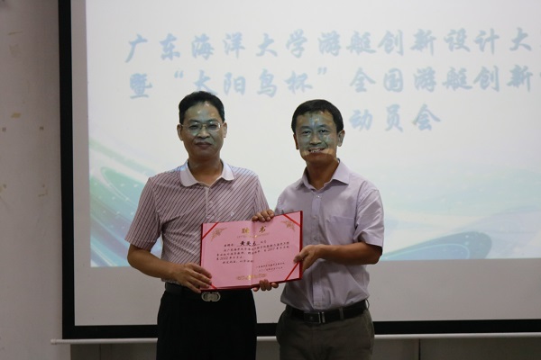 2.聘任鑫龙船厂技术总监黄爱龙为校外指导教师111.jpg1.jpg